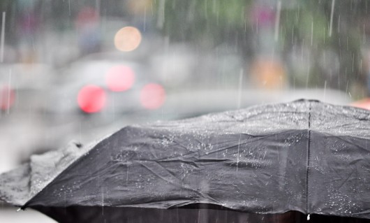 Umbrela va fi un accesoriu indinspensabil și în zilele ce urmează. Meteorologii nu vin cu vești prea bune și anunță că ploile vor continua.