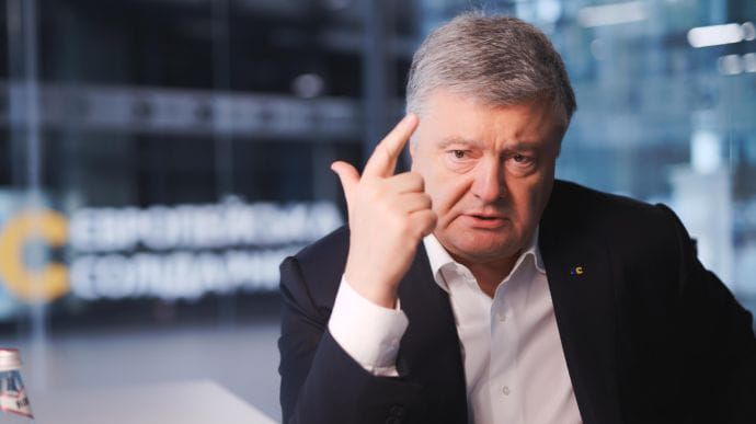 Порошенко заявил, что Зеленский не пускает его за границу.