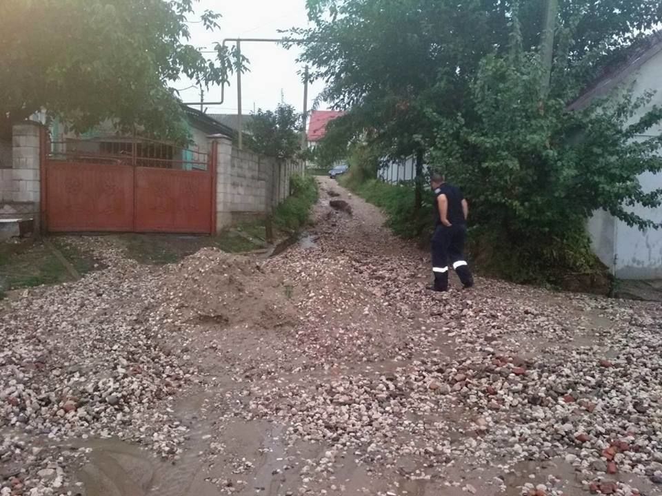 В Кагульском районе были проведены работы по очистке дороги, заблокированной илом и гравием. Фото: facebook.com/Inspectoratul General pentru Situații de Urgență al MAI.