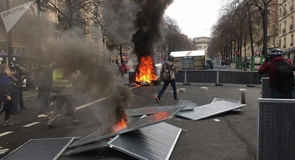 В Париже во время протестов "желтых жилетов" подожгли банк.