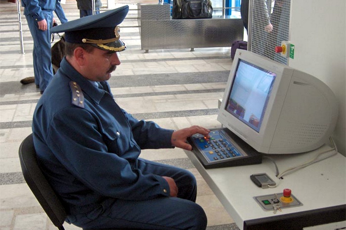 Таможенная служба требует от экономических агентов оплатить за четыре прошедших года налог, введеный полгода назад.