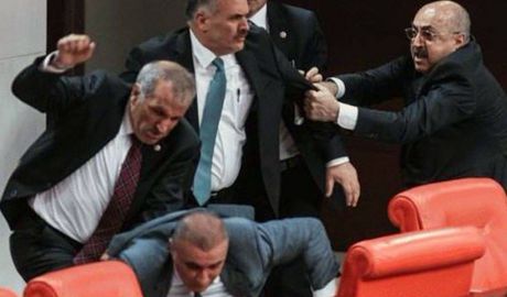 Din plenul Parlamentului de la Ankara, doi aleşi ai Turciei au ajuns direct la spital. Foto: jurnal.md