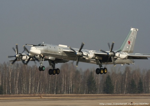 Российские стратегические ракетоносцы Ту-95МС в сопровождении истребителей МиГ-31 отработали полеты над нейтральными водами Северного моря.