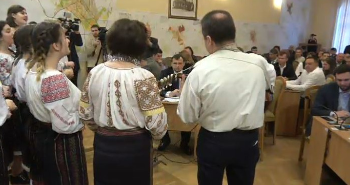 В муниципальном совете Кишинева приняли колядующих.