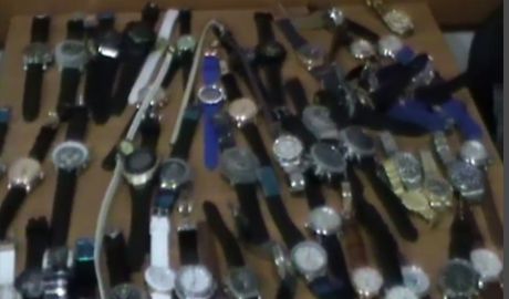 Doi bărbaţi sunt suspectaţi că ar introdus fraudulos în ţară un lot de ceasuri de mână. Foto: jurnal.md