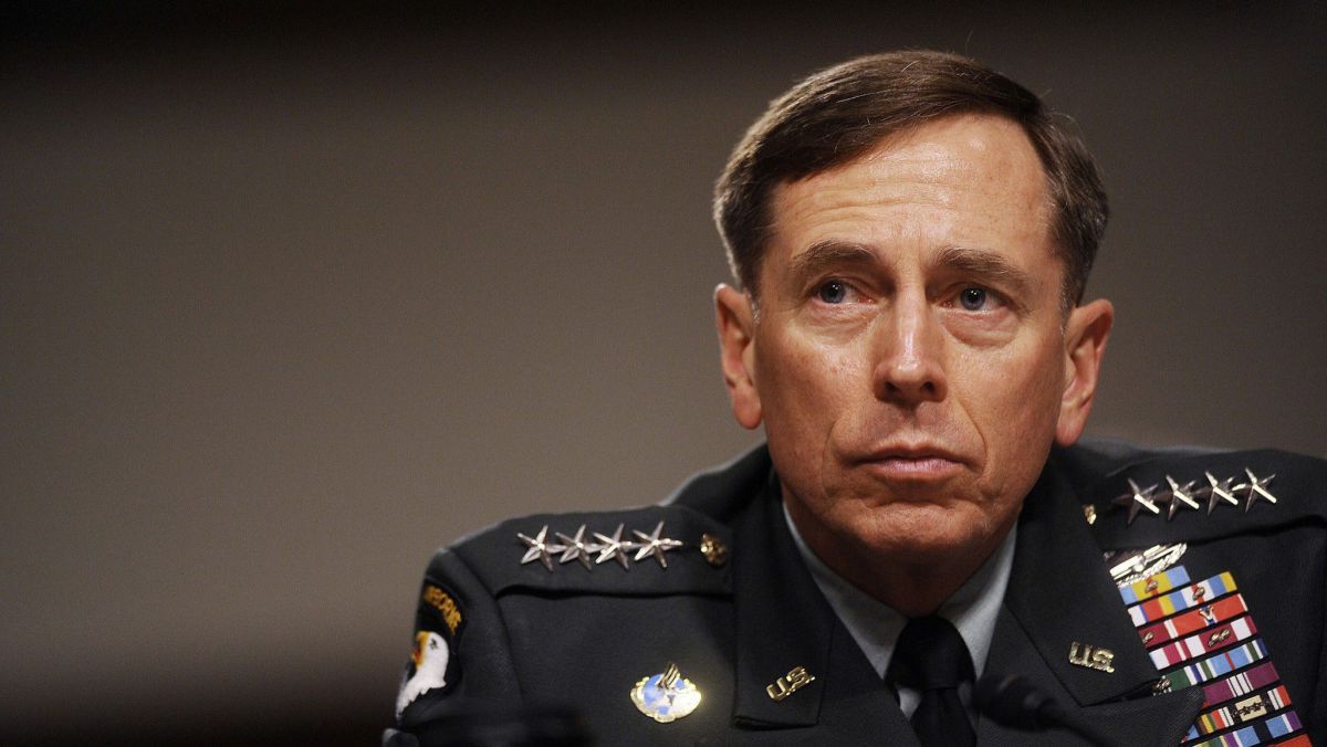 În apărarea sa, avocatul lui Petraeus a spus că nicio informaţie clasificată nu a fost făcută publică.