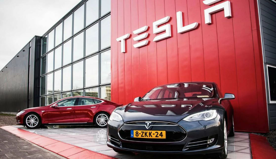 Tesla угрожает запрет на продажу машин из-за некорректной рекламы автопилота.