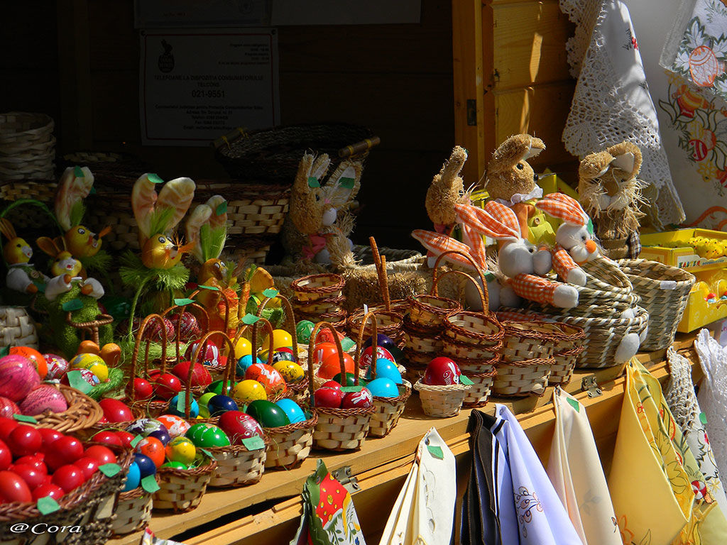 Vizitatorii pot găsi aici cozonaci, pască, dulciuri şi alte produse pentru masa de sărbătoare. Foto: evenimentul.md