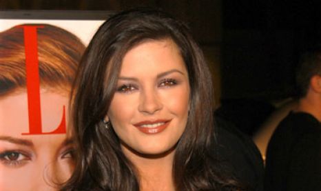  Catherine Zeta Jones s-a intors acasă, după ce a urmat un tratament pentru tublurare bipolară, conform Huffington Post.