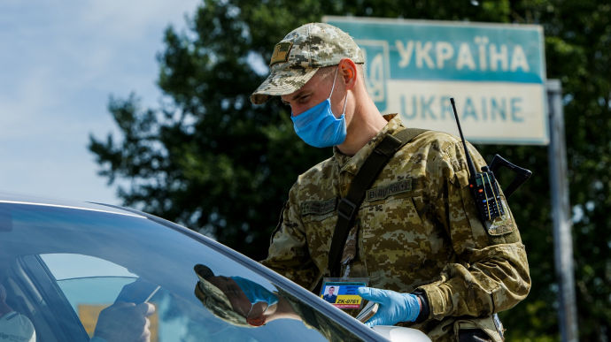 Украина отменила временный запрет на въезд для иностранцев.