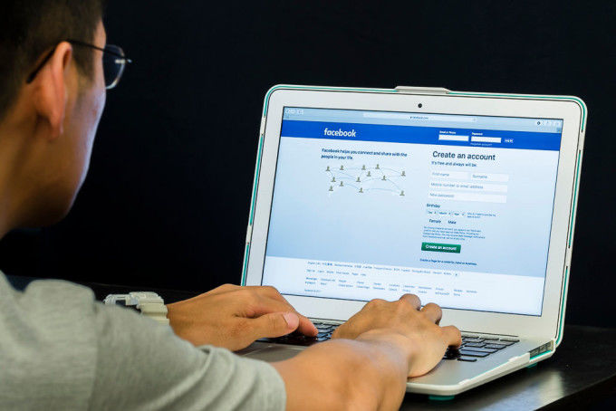 Acțiunile Facebook au scăzut cu 6,5% luni. Gigantul riscă o amendă de miliarde de dolari.