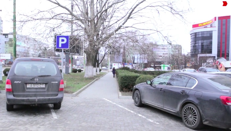 На Ботанике тротуар официально превратили в парковку.
