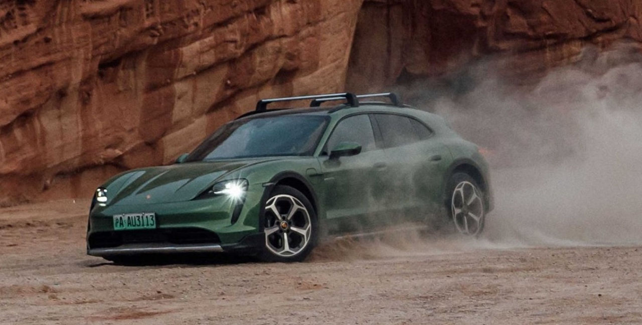 Внедорожный электромобиль Porsche Taycan Cross Turismo вошел в Книгу рекордов Гиннеса.