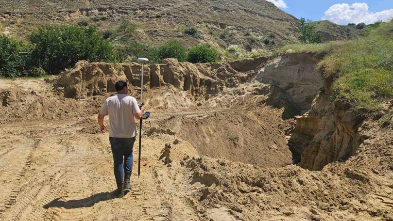 В Вэленах проверяют законность добычи глины и песка.