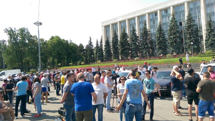 В центре Кишинева проходит акция протеста против роста цен на топливо.