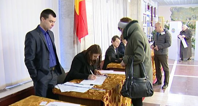 Activitatea mai multor secţii de votare ar putea fi prelungită cu două ore.