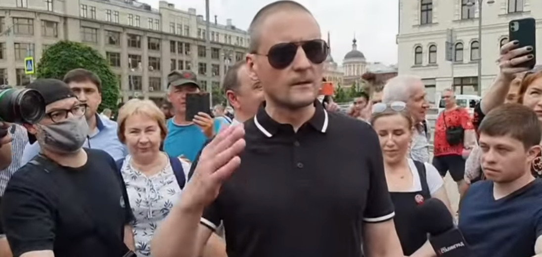 Около 500 человек встали в очередь перед администрацией президента России.