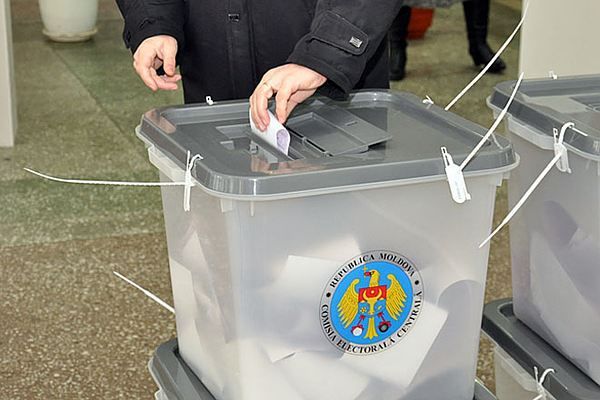 Опрос проводился 17 февраля - 7 марта по телефону. 