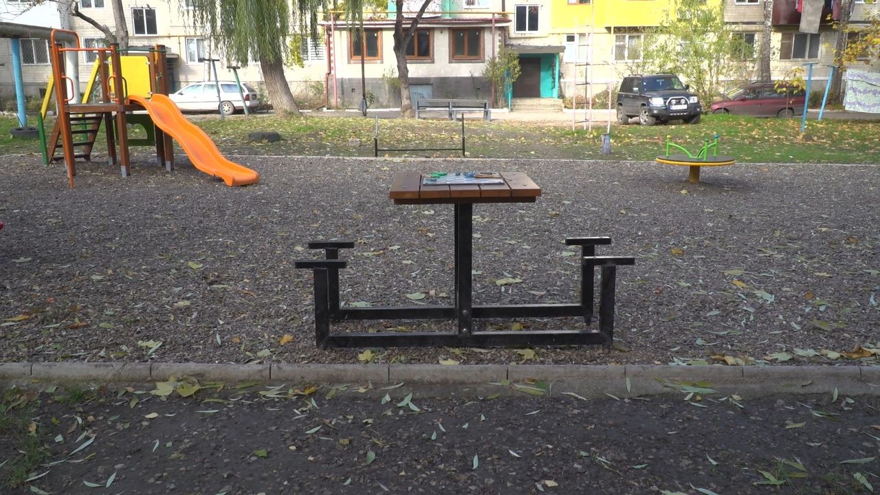 В Бельцах хулиганы изуродовали еще одну детскую площадку.