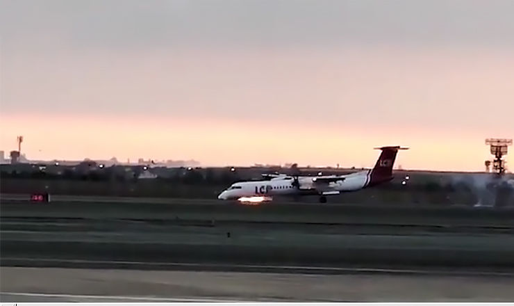Жесткая посадка самолета без шасси попала на видео.