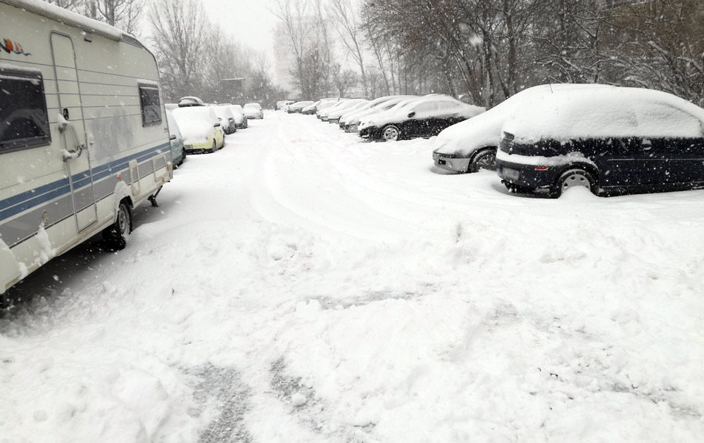 Parcările publice din Capitală sunt blocate de zăpadă. Foto: claudiufarcas.ro