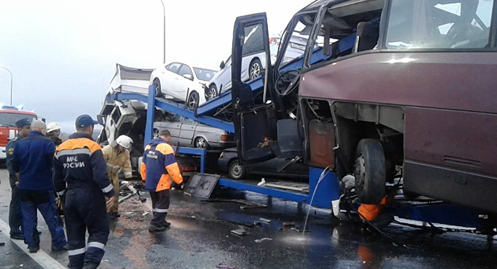 Impact violent dintre un autobuz și un camion, soldat cu cinci victime. Foto: sputnik