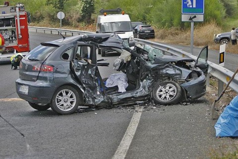  În urma impactului automobilul Audi a fost proiectat în afara carosabilului, unde s-a inversat.