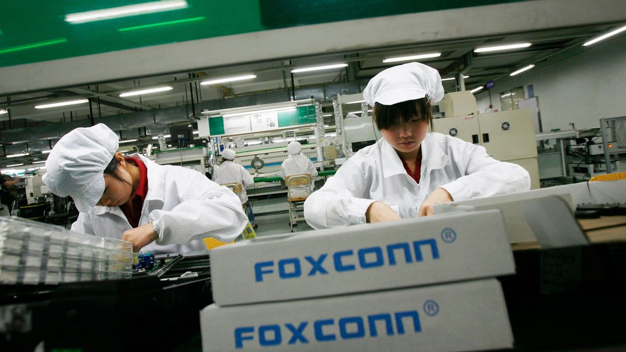 Сборщик iPhone может перенести производство в США.