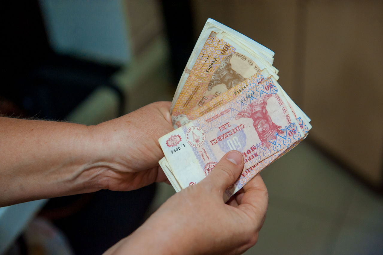 Prognoza salariului mediu din Moldova pentru anul 2026 a fost redusă la 17.000 de lei.