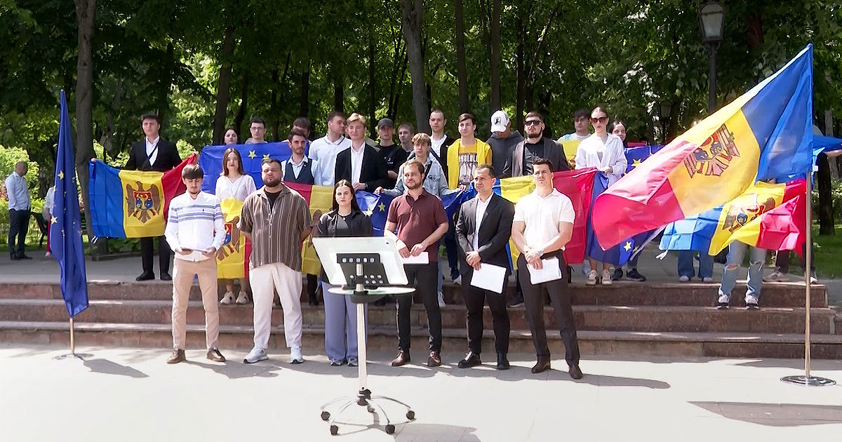 Молодые люди будут ездить по Молдове и рассказывать о плюсах евроинтеграции.