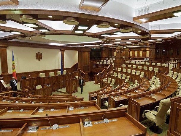 Парламент сможет проводить заседания при отсутствии кворума.
