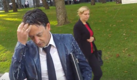 Donică urmează să fie reţinut după ce a aruncat găleata cu lapte în ministrul Armaşu. Foto: jurnal.md