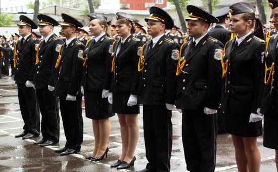  Odată cu instituirea uniformei noi, din 1 iulie, poliţiştii moldoveni vor purta cravate-papion şi galoane sub formă de viţă de vie pe epoleţi. 