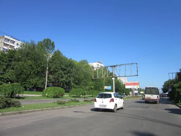 Panourile publicitare de pe bulevardul Dacia, demontate forțat. Foto: Facebook/ Primăria Municipiului Chișinău