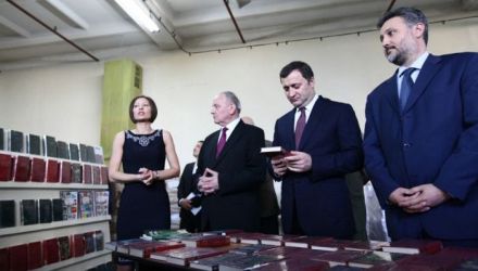 Primele camioane pline ochi au pornit chiar astăzi de la întreprinderea de stat Mold-Didactica din capitală spre centrele raionale.
