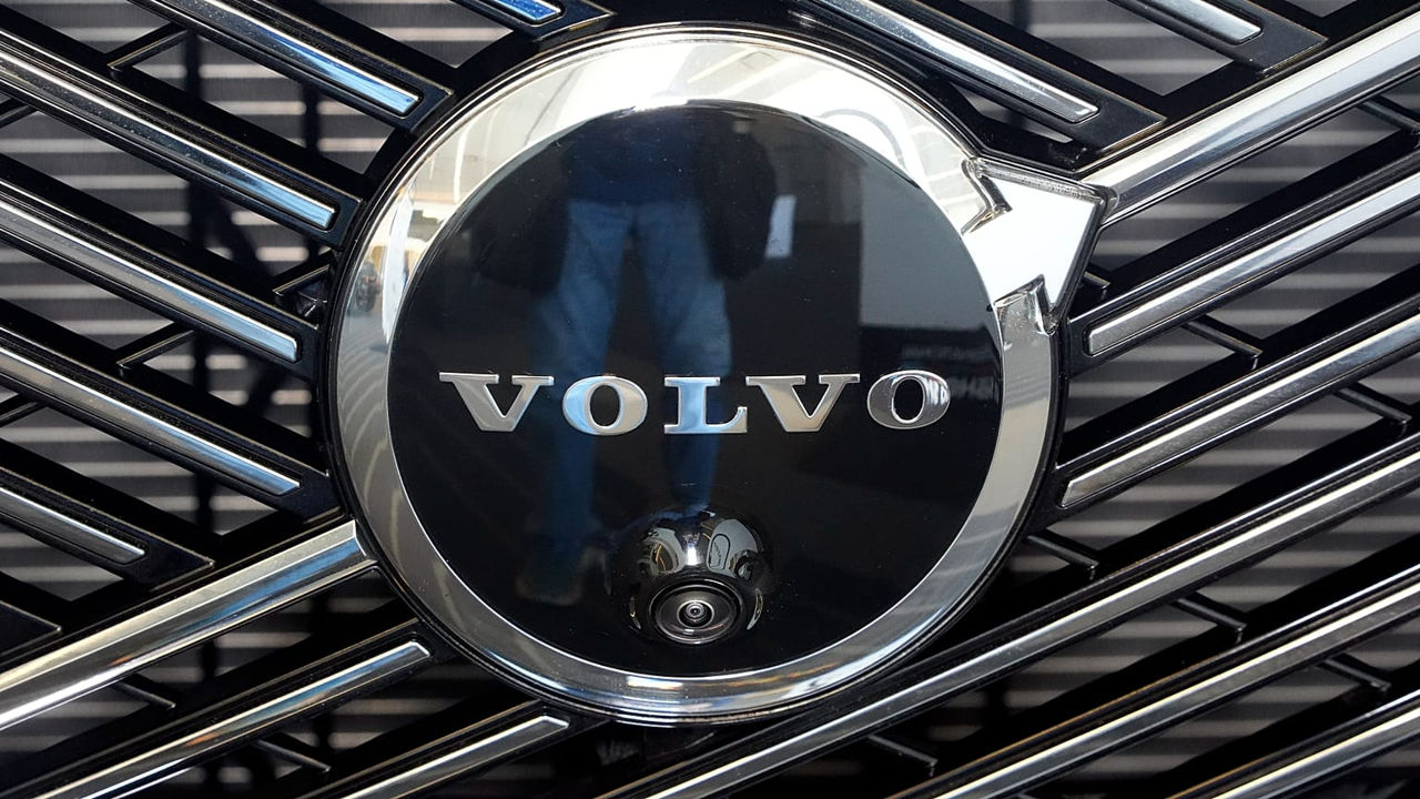 Volvo Cars сокращает 2 500 сотрудников на фоне квартального убытка.