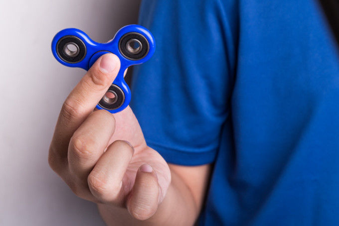 Jucăriile fidget spinner pot prezenta un risc pentru sănătatea copiilor