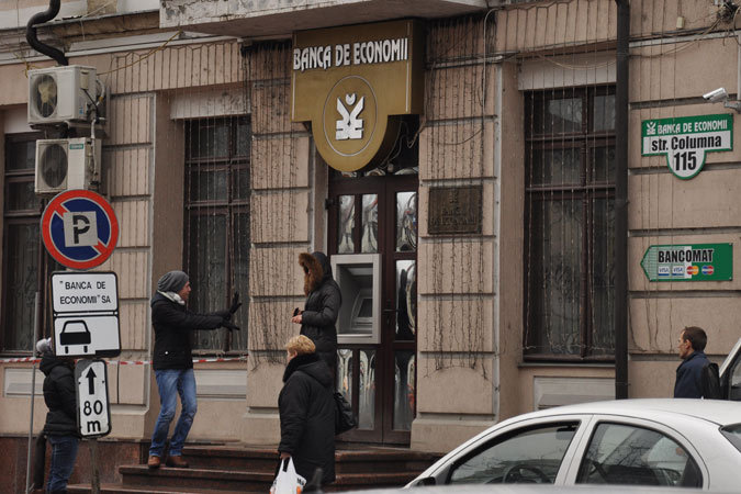 Бывшие сотрудники банка выдали кредитов на 4,53 миллиона евро и 4 миллиона леев.