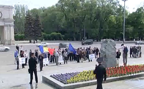 Приднестровские беженцы утроили протест перед мэрией и правительством.