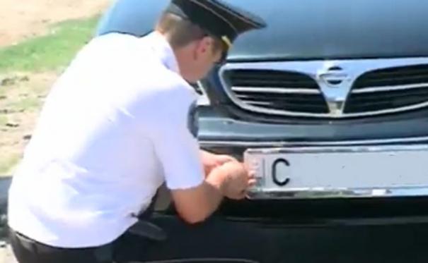 Şoferii care nu vor fi în preajma automobilului, vor putea găsi ordonanţa de ridicare a plăcuţelor pe parbriz