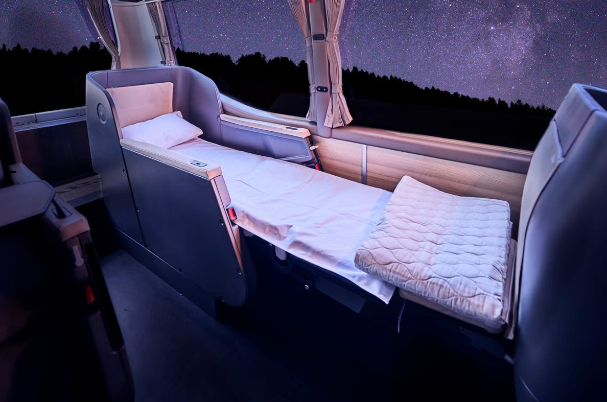 Europa lansează autobuze de noapte de lux cu scaune extensibile.