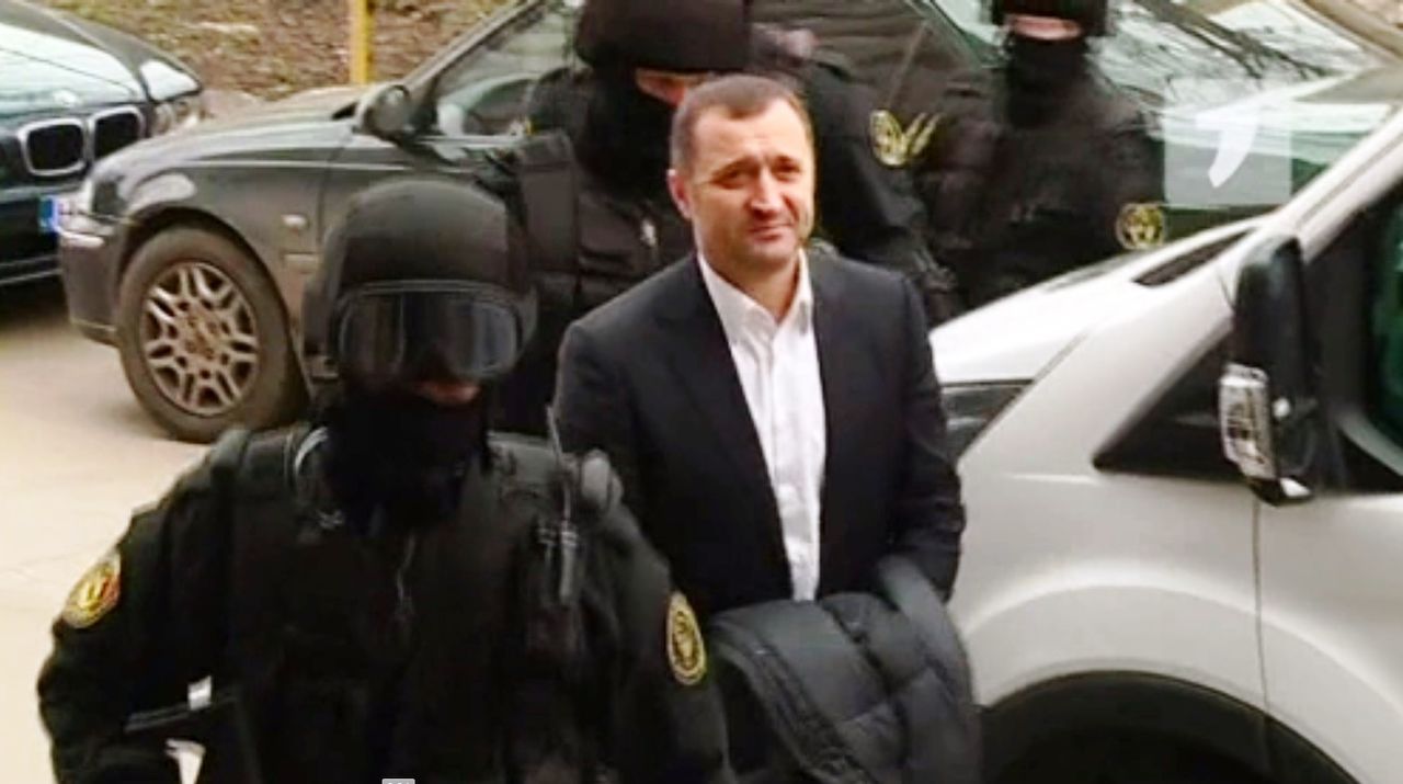 Procurorii vin cu detalii despre scrisorile clandestine trimise de Vlad Filat din penitenciar.