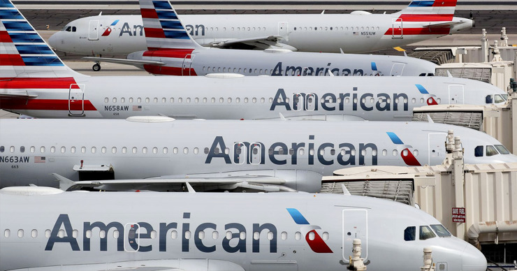 American Airlines отменила сотни рейсов из-за нехватки персонала.