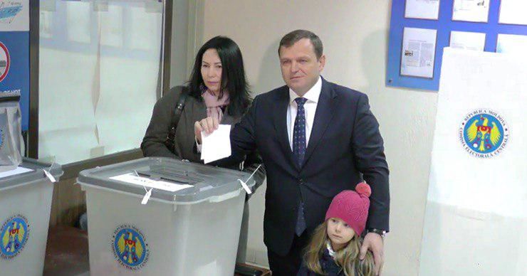Нэстасе пришел на избирательный участок вместе с женой и дочерью.
