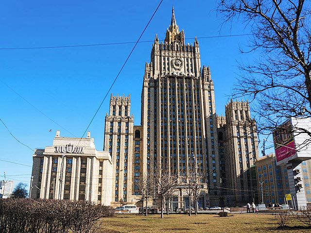 МИД России в воскресенье вынужден опровергать подозрения йеменских властей в поставке оружия местным повстанцам-хуситам.