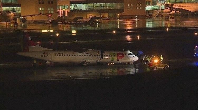 Во время посадки в столичном аэропорту Португалии самолёт лишился шасси в носовой части.