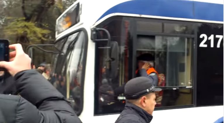 Протестующие решили призвать кишиневцев к гражданской ответственности.