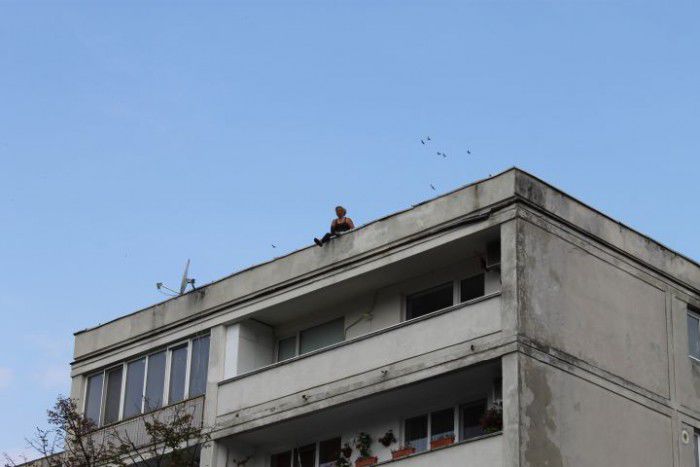 O femeie din capitală a încearcat să se arunce de pe acoperișul unei clădiri. Foto: observatorulph.ro