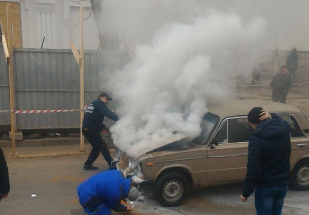O mașină a luat foc din mers în centrul capitalei. Foto: realitatea.md