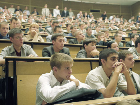 кандидат должен быть не младше 19 лет, располагать аттестатом об окончании средней школы или ПТУ. Фото: ntv.ru